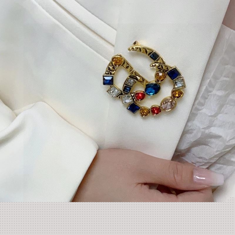 G*u*i brooches